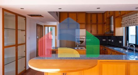 Продаж - Котедж 372 m² В Никосии