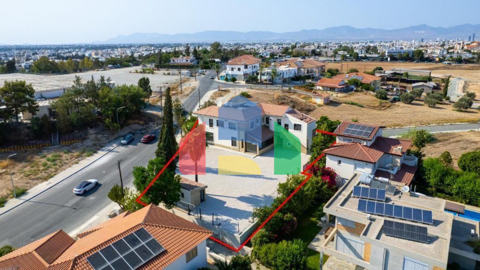 Продаж - Котедж 372 m² В Никосии