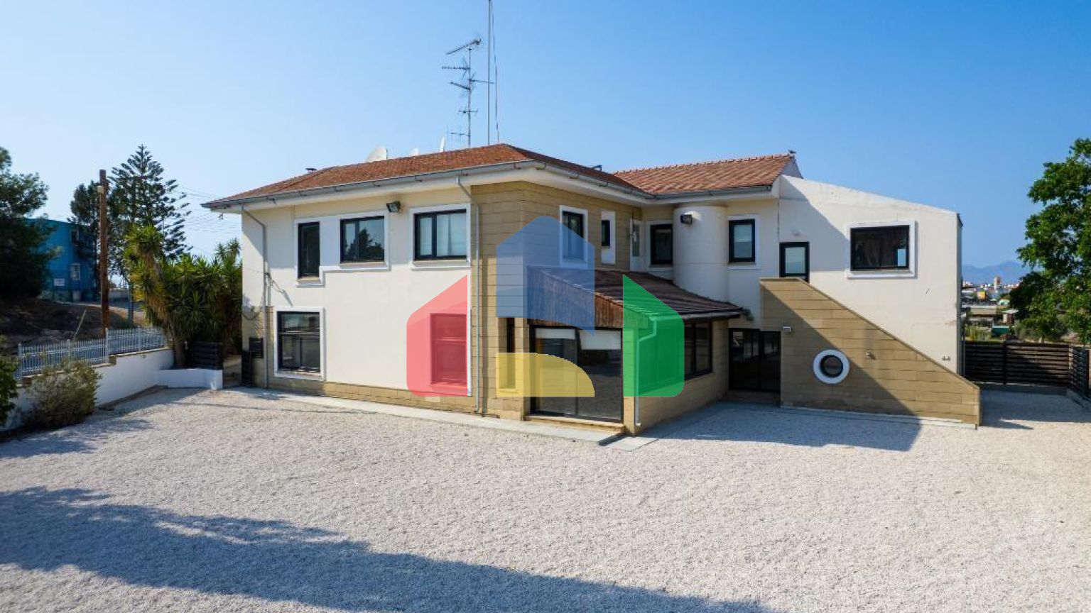 Продаж - Котедж 372 m² В Никосии