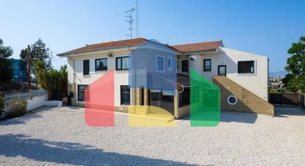 Продаж - Котедж 372 m² В Никосии