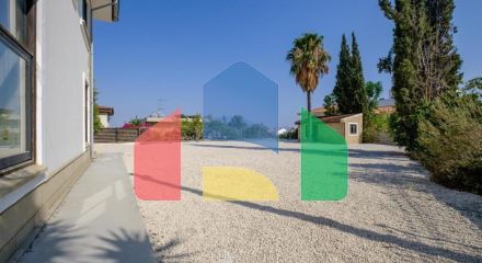 Продаж - Котедж 372 m² В Никосии