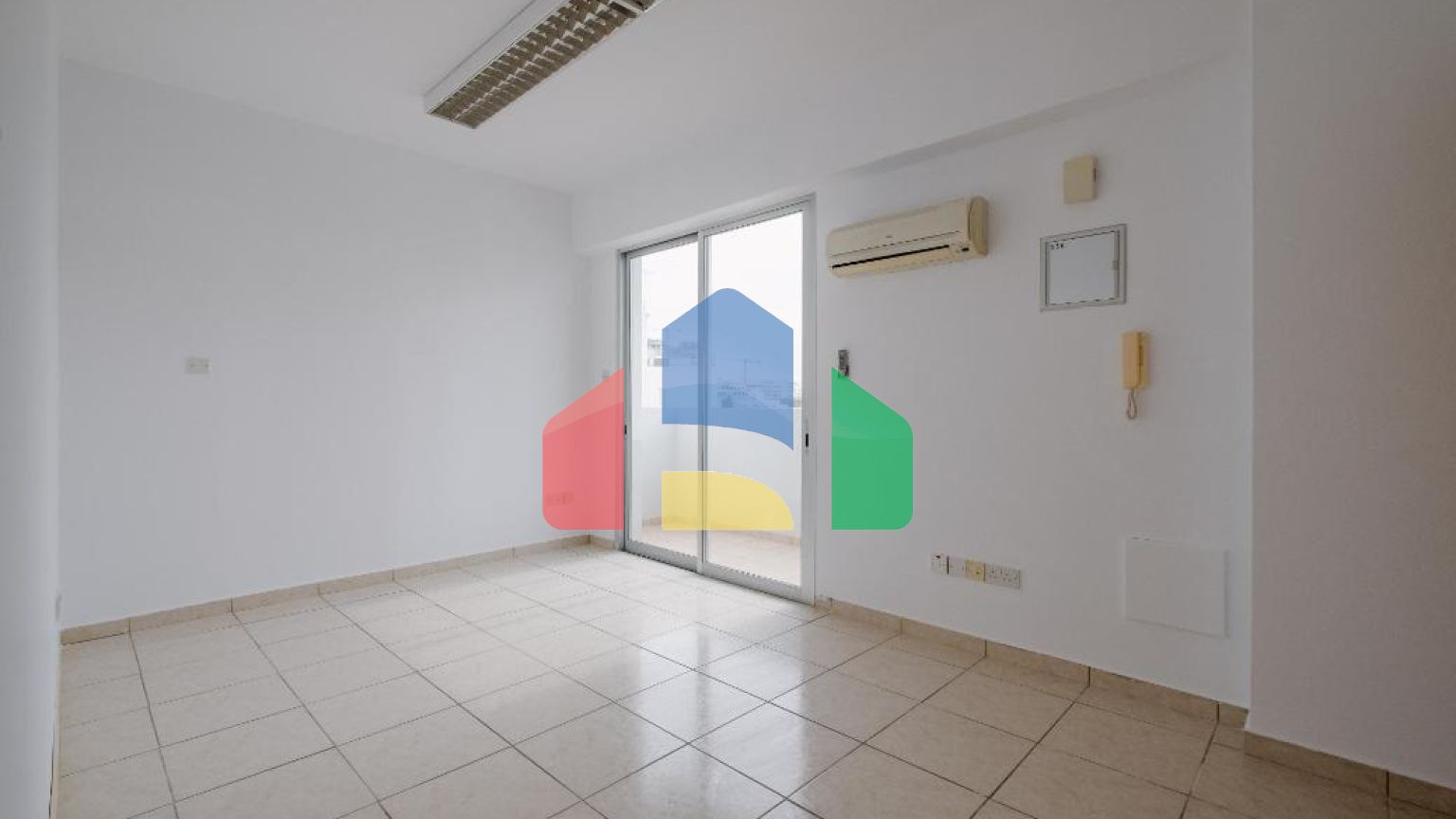 Продаж - Бізнес 184 m² В Никосии