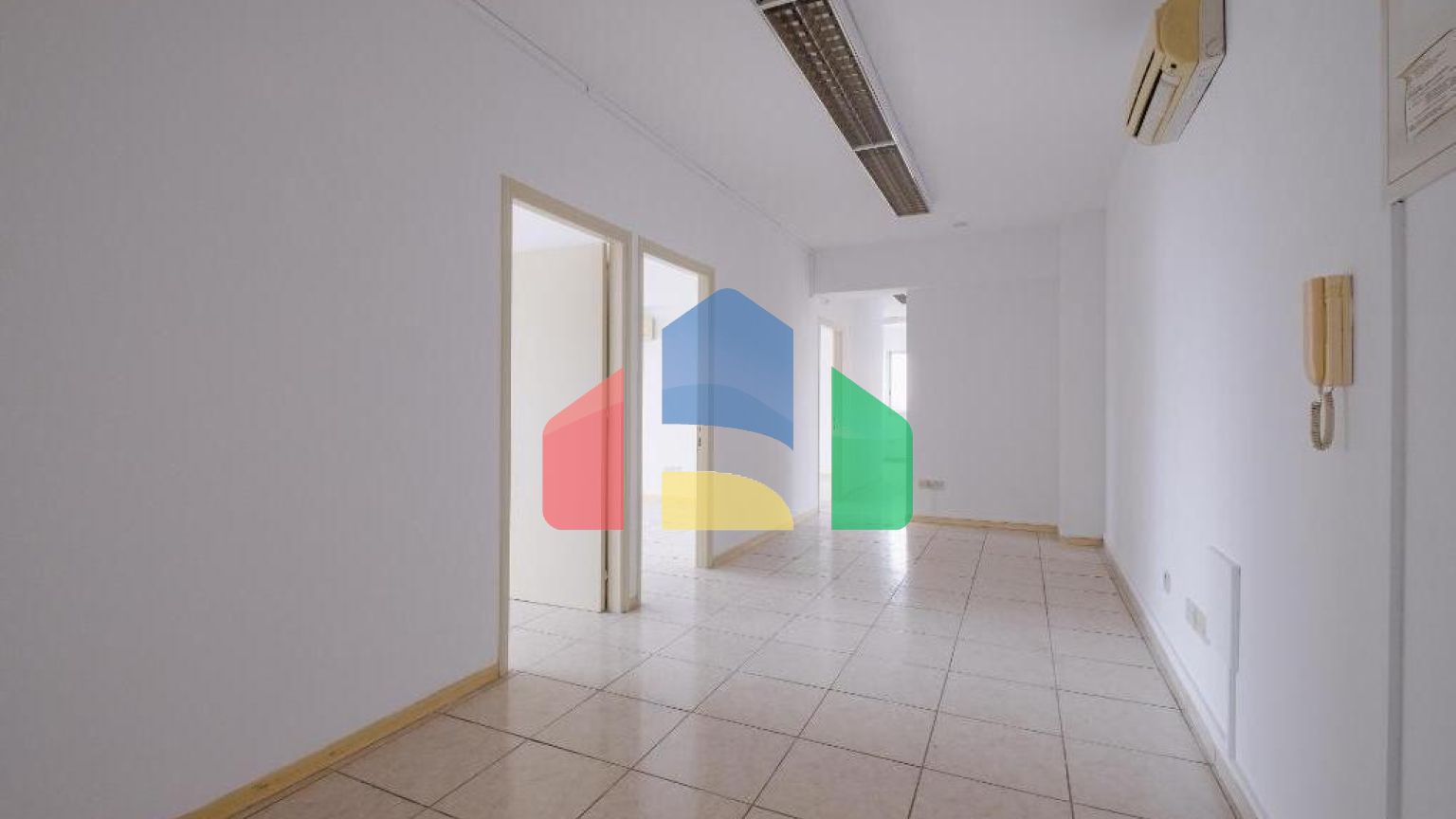 Продаж - Бізнес 184 m² В Никосии