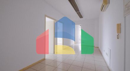 Продаж - Бізнес 184 m² В Никосии