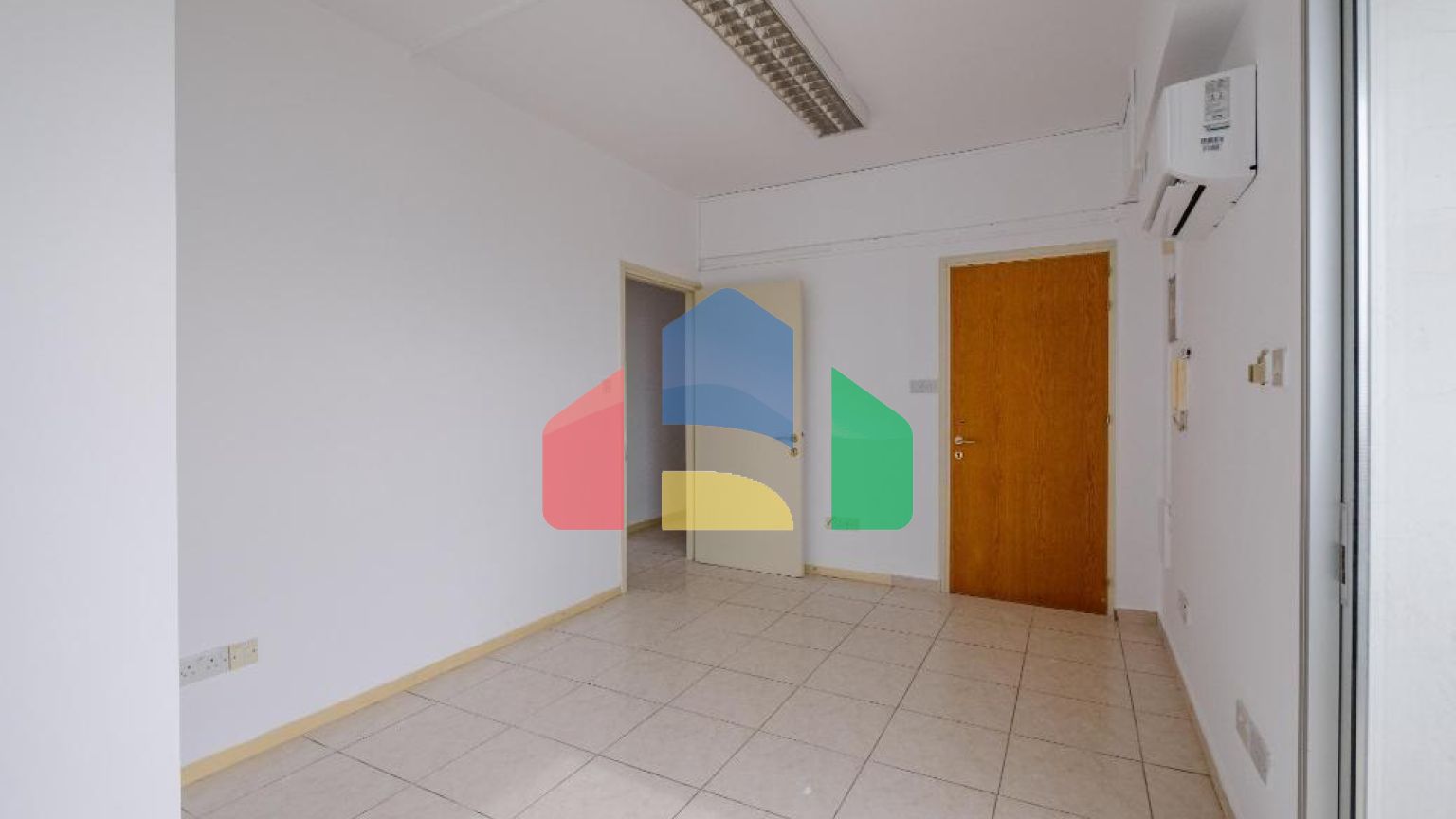 Продаж - Бізнес 184 m² В Никосии