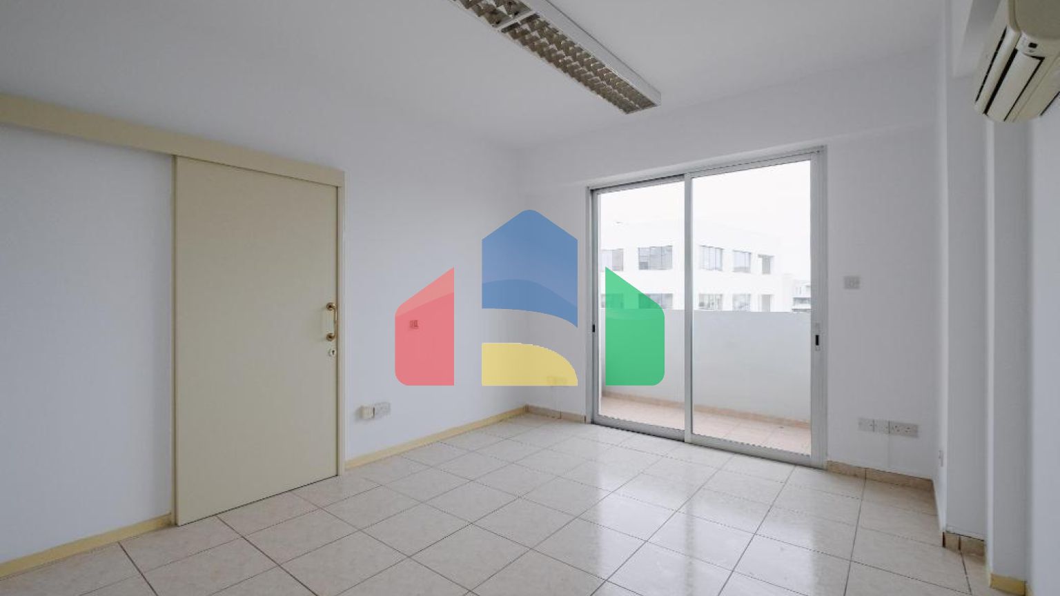 Продаж - Бізнес 184 m² В Никосии