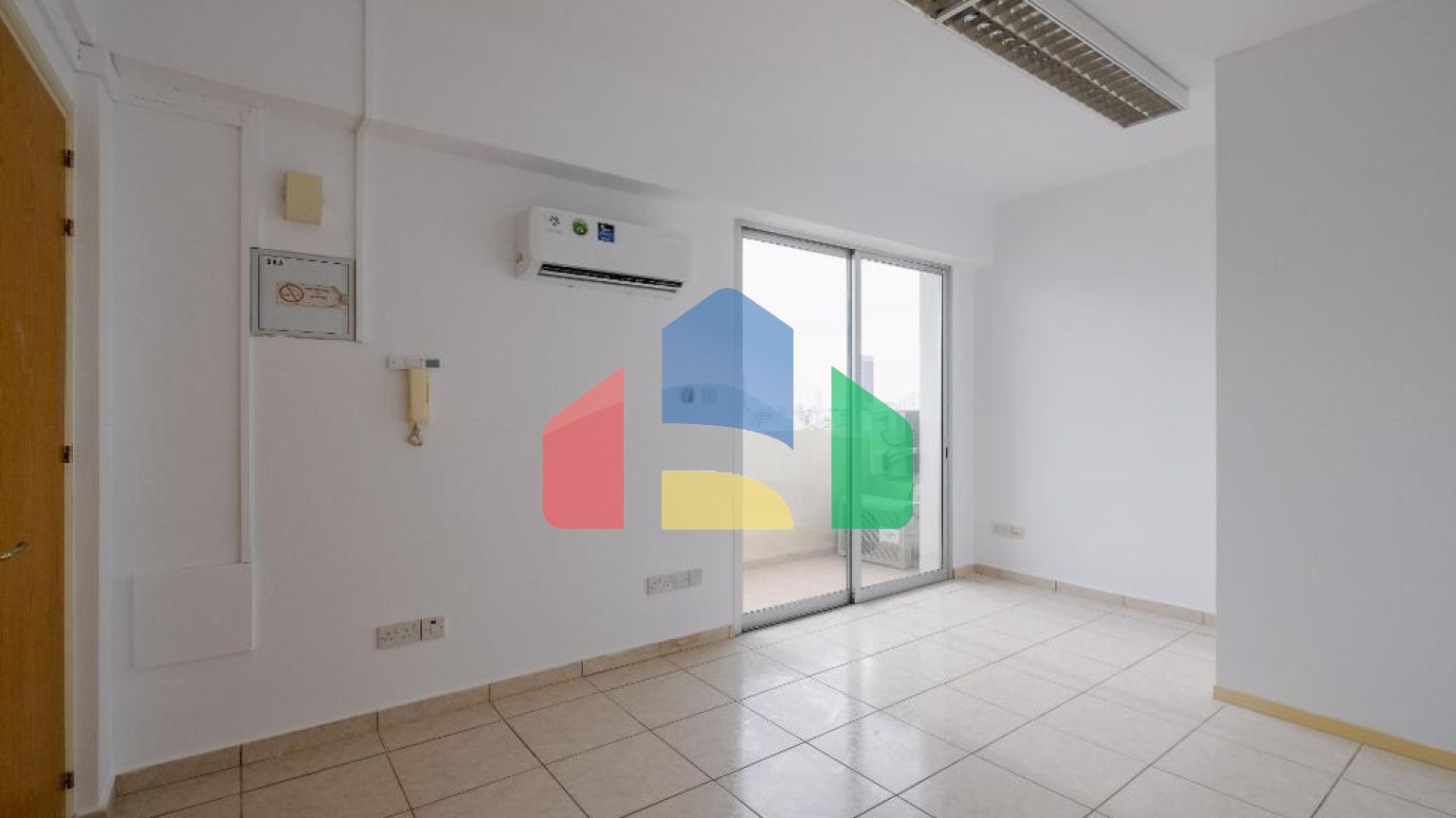 Продаж - Бізнес 184 m² В Никосии