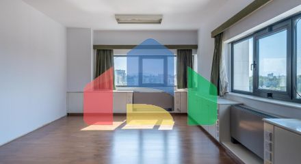 Продаж - Бізнес 238 m² В Никосии