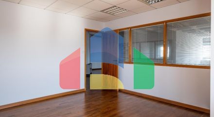 Продаж - Бізнес 238 m² В Никосии