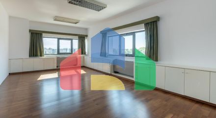 Продаж - Бізнес 238 m² В Никосии
