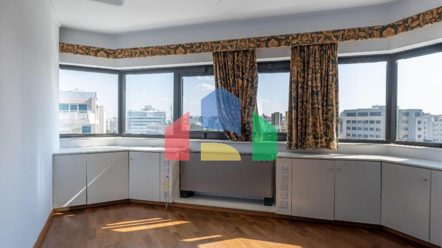 Продаж - Бізнес 238 m² В Никосии