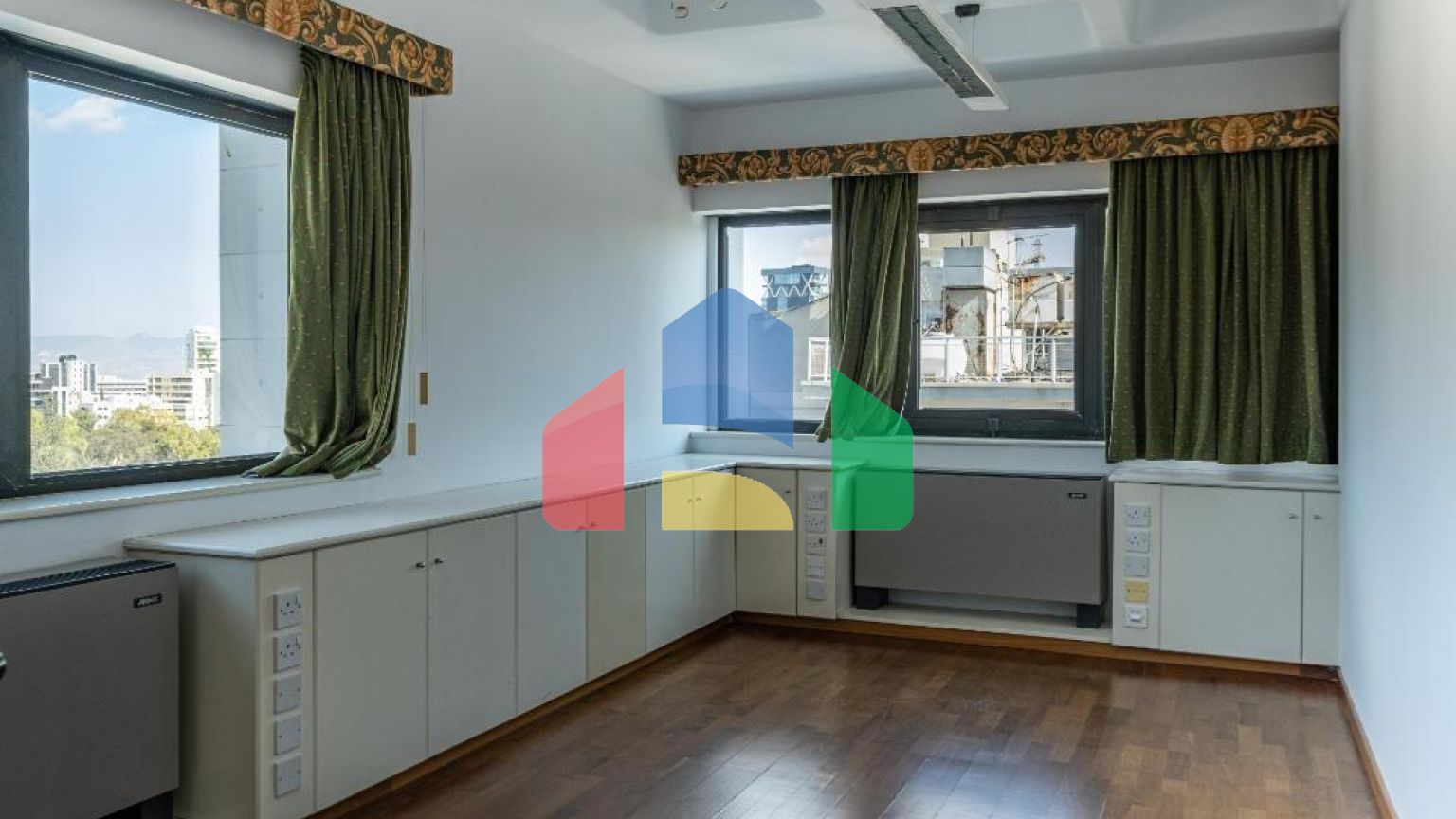 Продаж - Бізнес 238 m² В Никосии