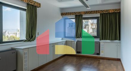 Продаж - Бізнес 238 m² В Никосии