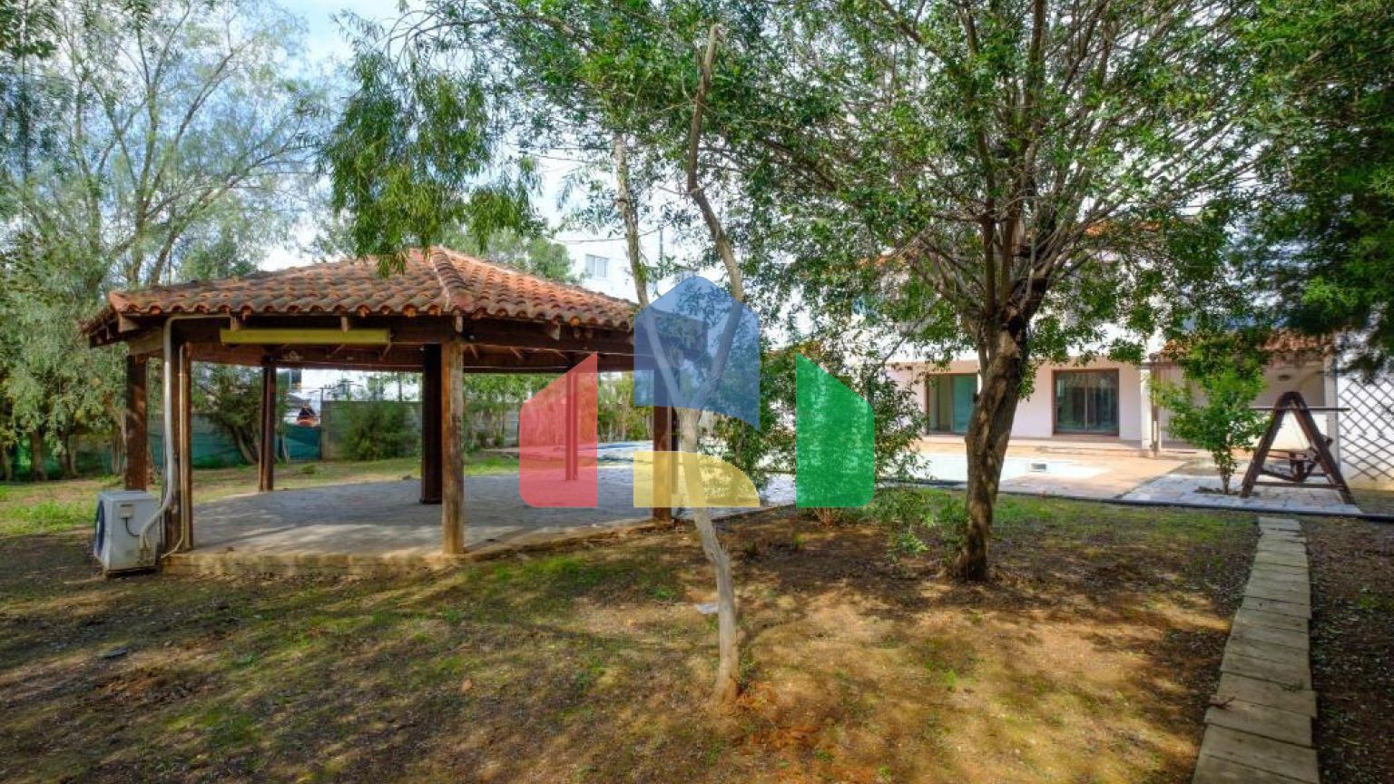 Продаж - Котедж 215 m² В Никосии