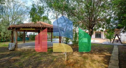 Продаж - Котедж 215 m² В Никосии