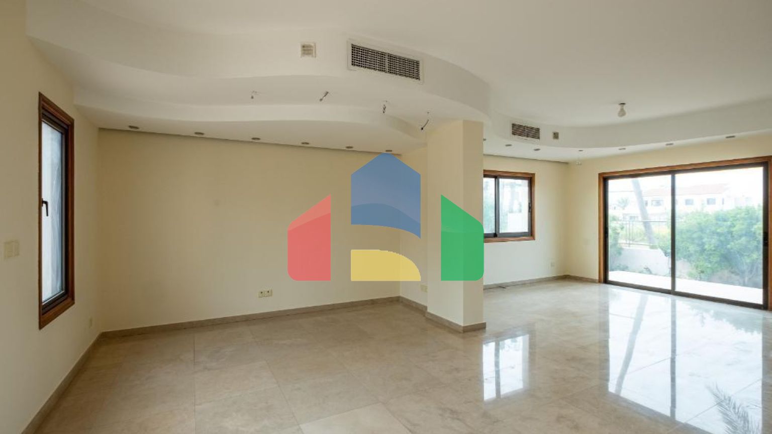 Продаж - Котедж 215 m² В Никосии