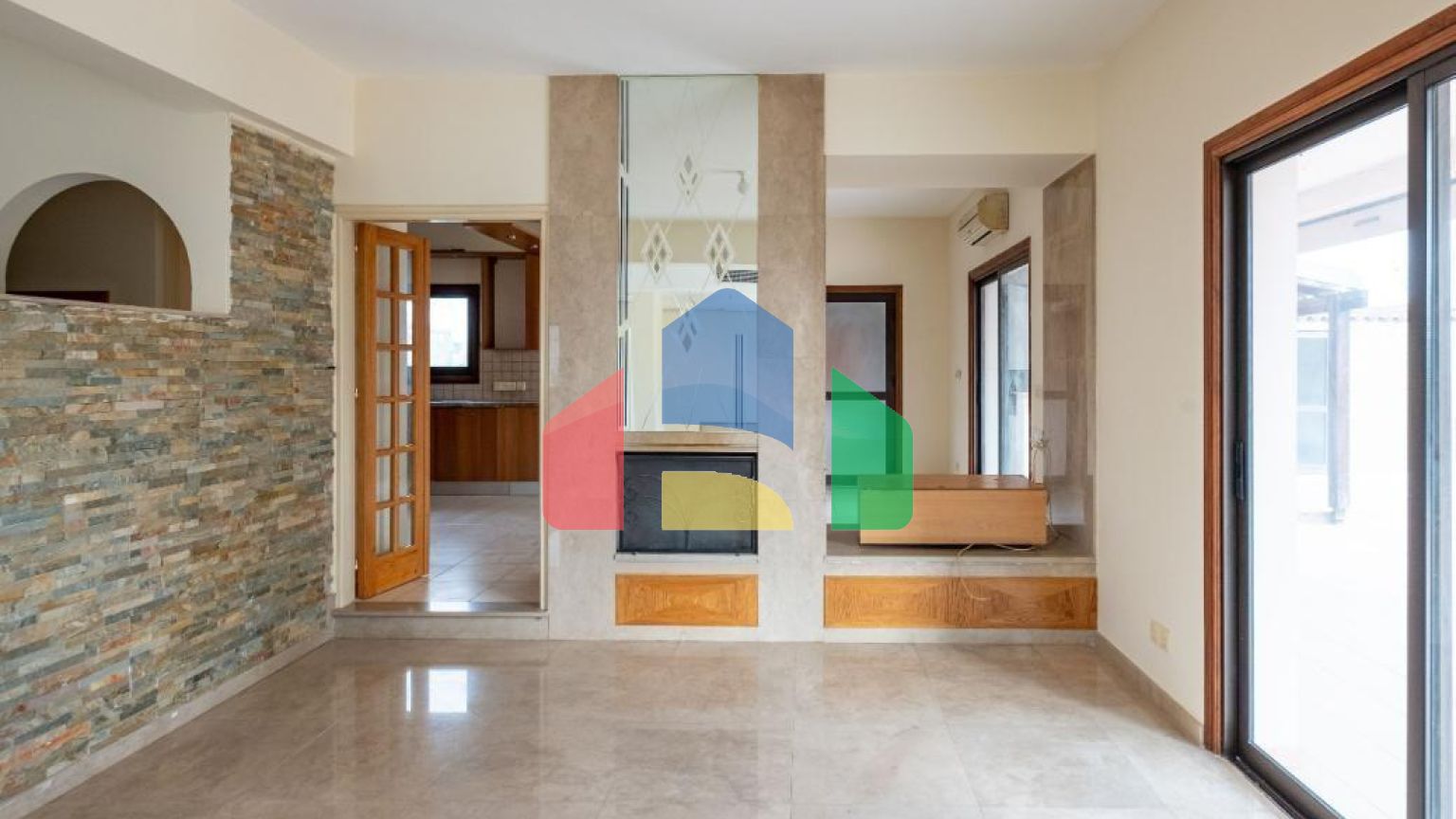 Продаж - Котедж 215 m² В Никосии