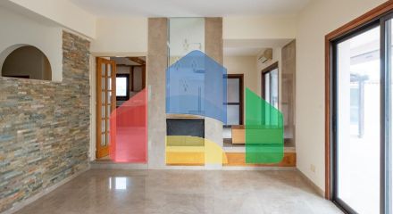 Продаж - Котедж 215 m² В Никосии