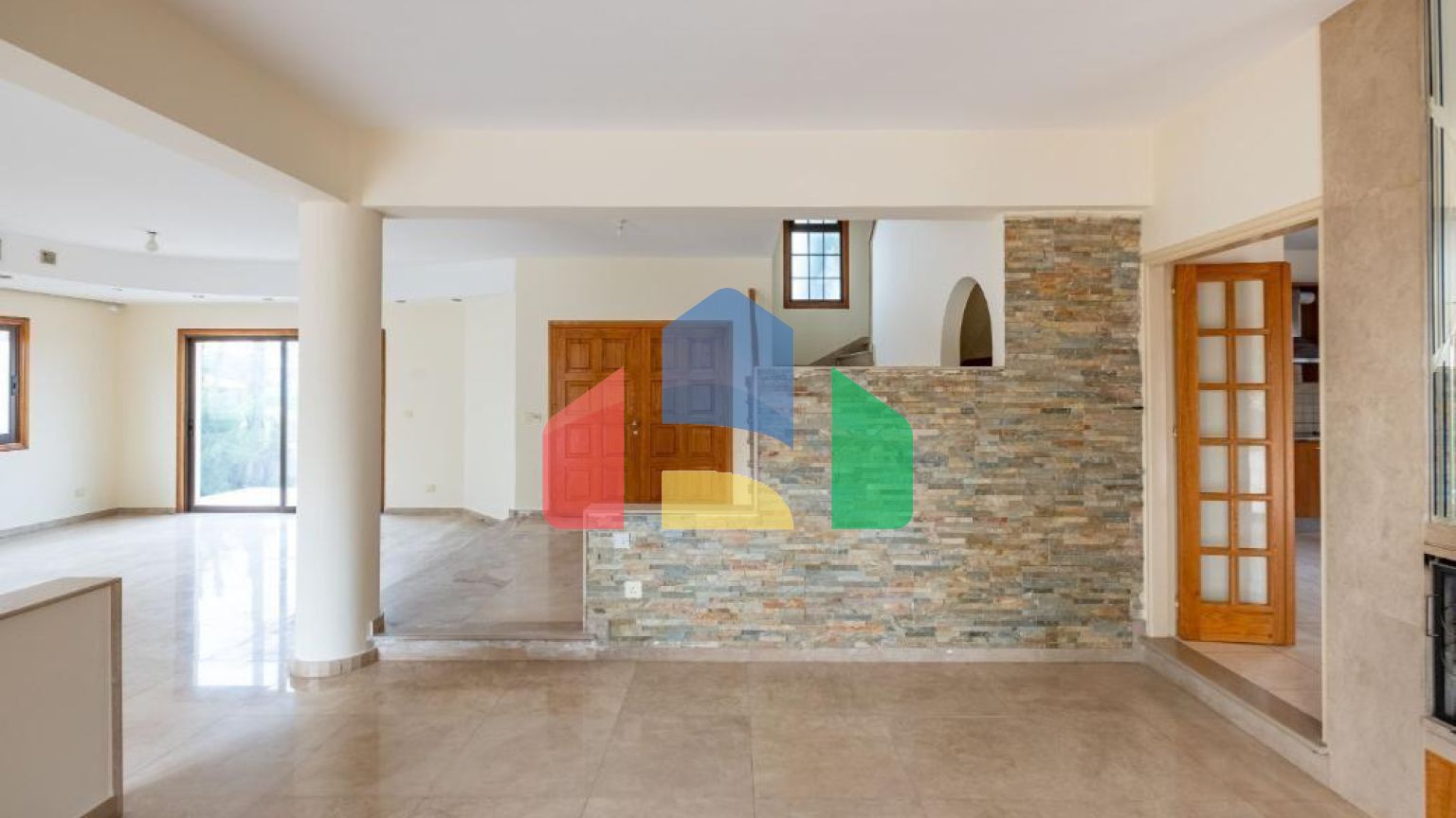 Продаж - Котедж 215 m² В Никосии