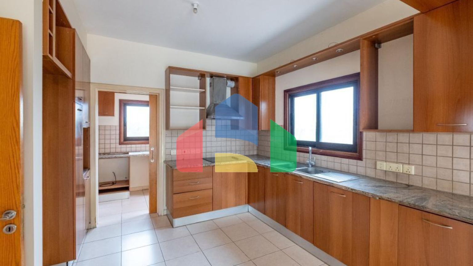 Продаж - Котедж 215 m² В Никосии