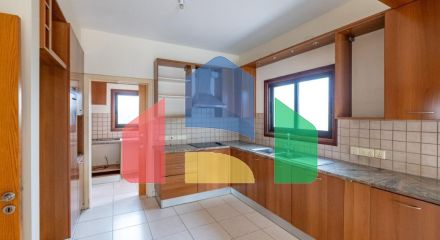Продаж - Котедж 215 m² В Никосии