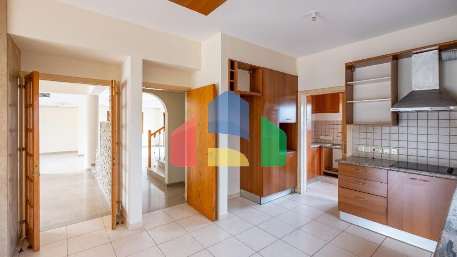 Продаж - Котедж 215 m² В Никосии