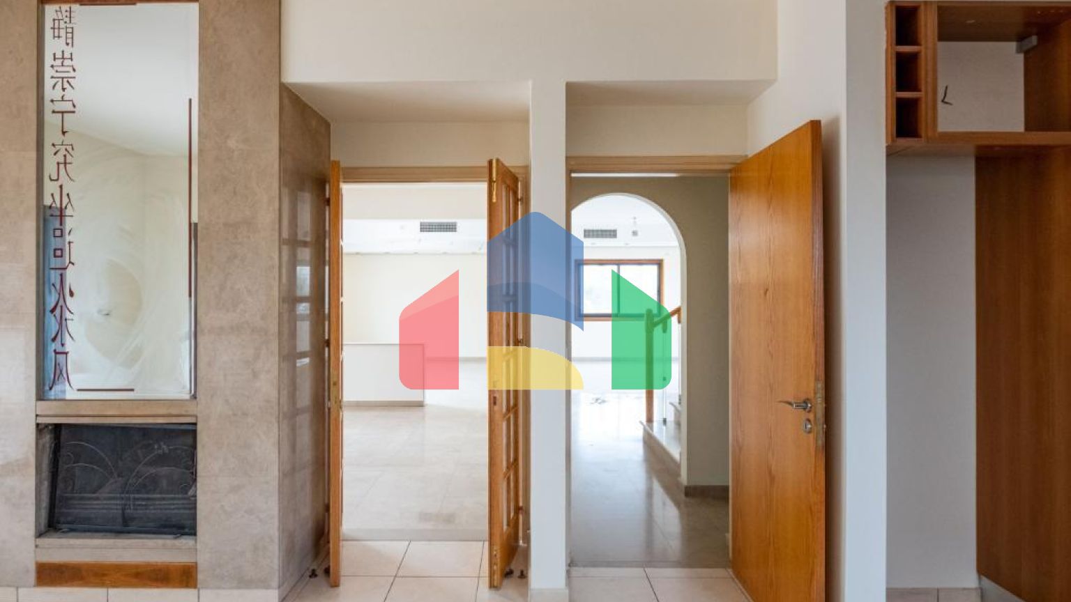 Продаж - Котедж 215 m² В Никосии