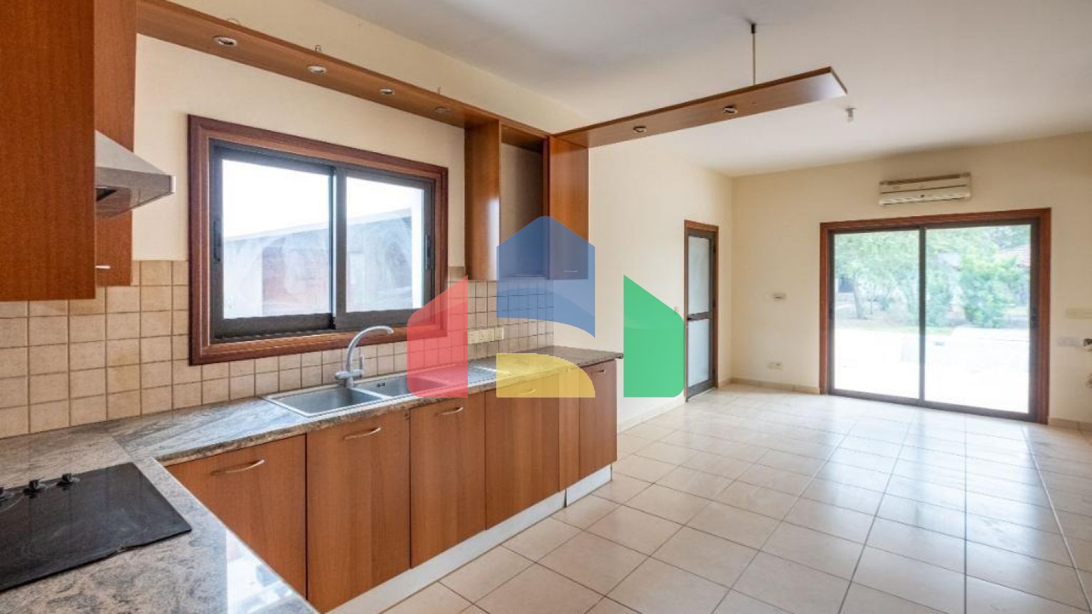 Продаж - Котедж 215 m² В Никосии