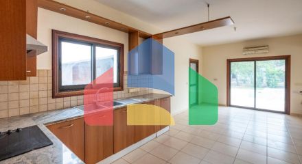 Продаж - Котедж 215 m² В Никосии