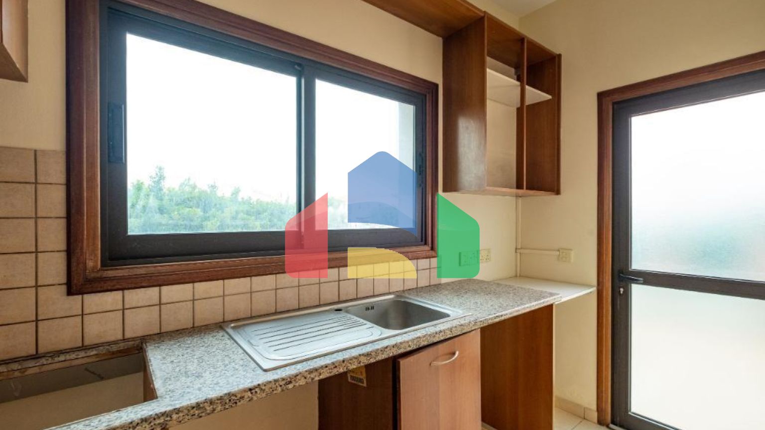 Продаж - Котедж 215 m² В Никосии