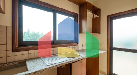 Продаж - Котедж 215 m² В Никосии