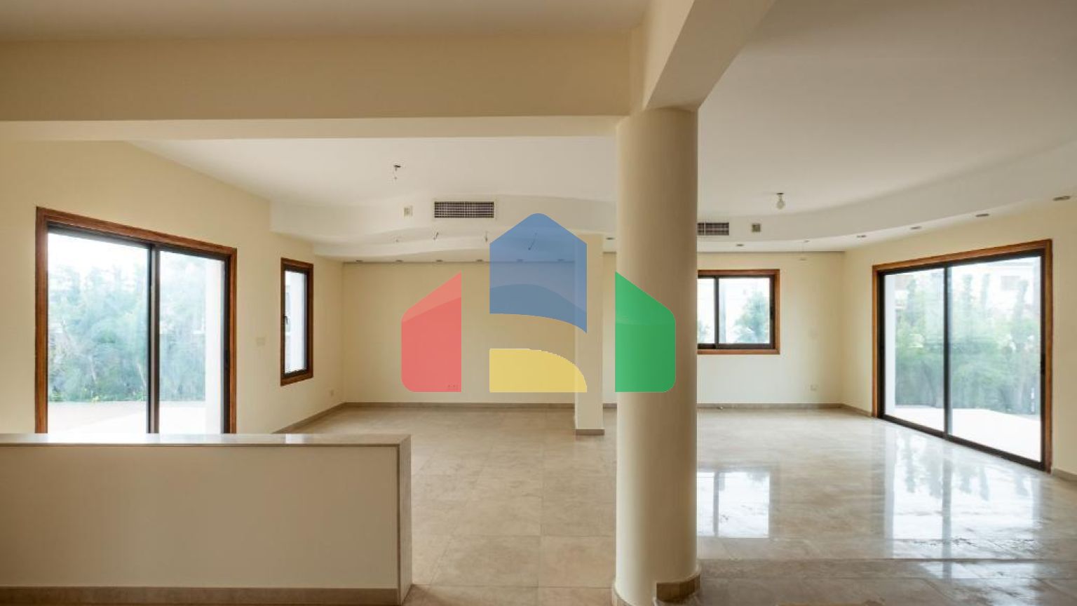 Продаж - Котедж 215 m² В Никосии