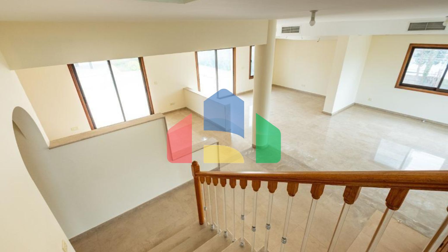 Продаж - Котедж 215 m² В Никосии