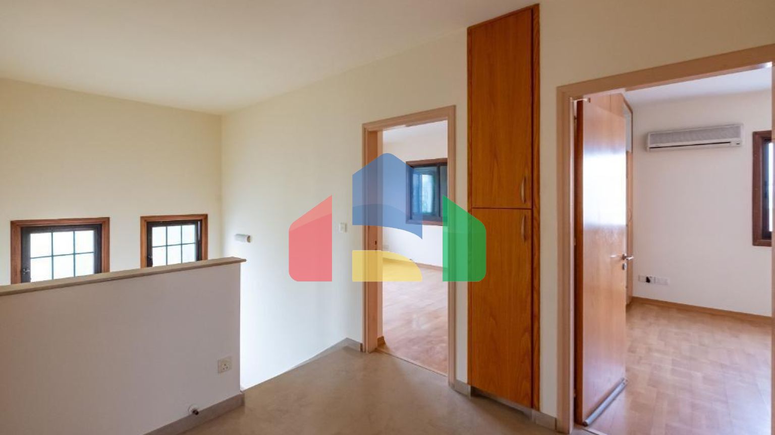 Продаж - Котедж 215 m² В Никосии