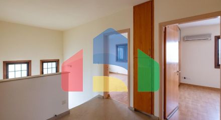 Продаж - Котедж 215 m² В Никосии