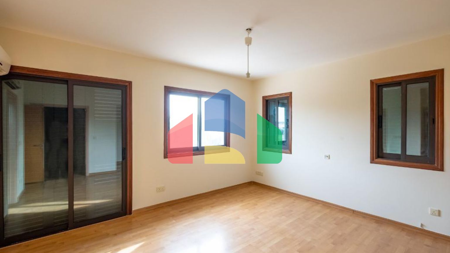 Продаж - Котедж 215 m² В Никосии