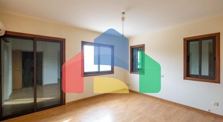 Продаж - Котедж 215 m² В Никосии