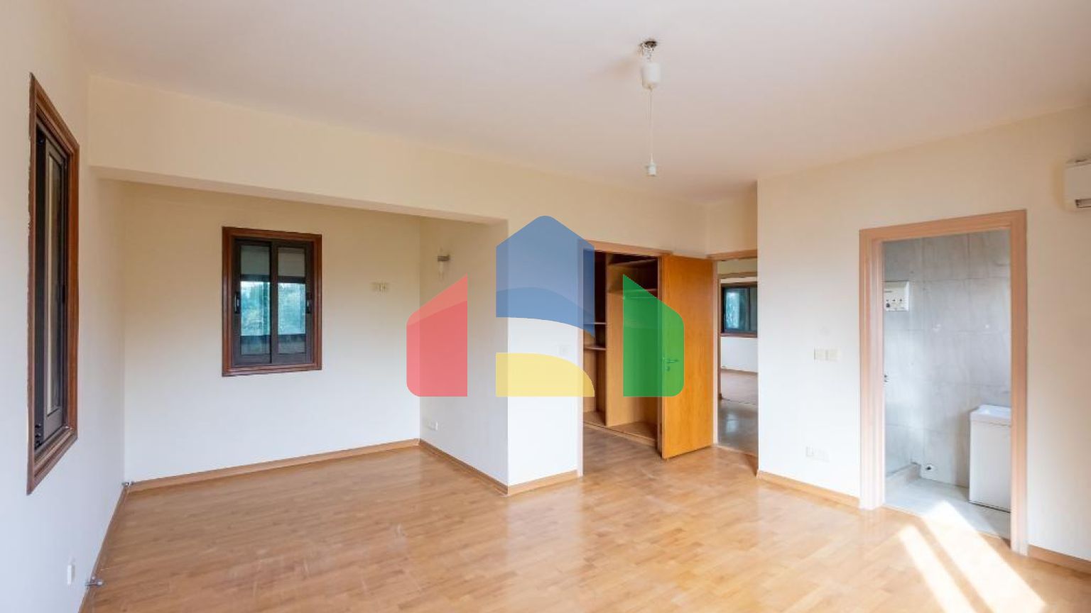 Продаж - Котедж 215 m² В Никосии