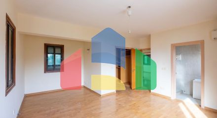 Продаж - Котедж 215 m² В Никосии