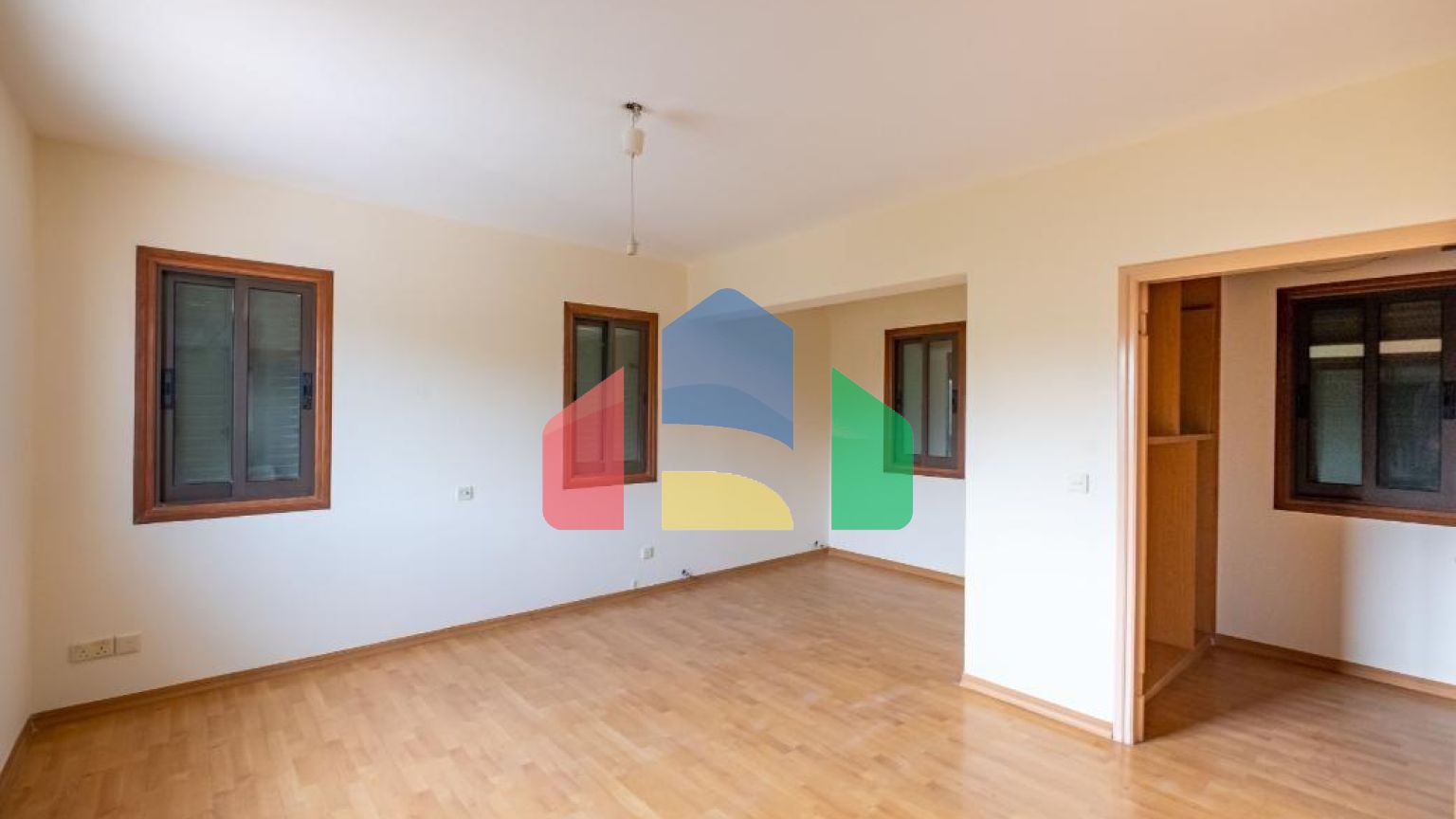 Продаж - Котедж 215 m² В Никосии