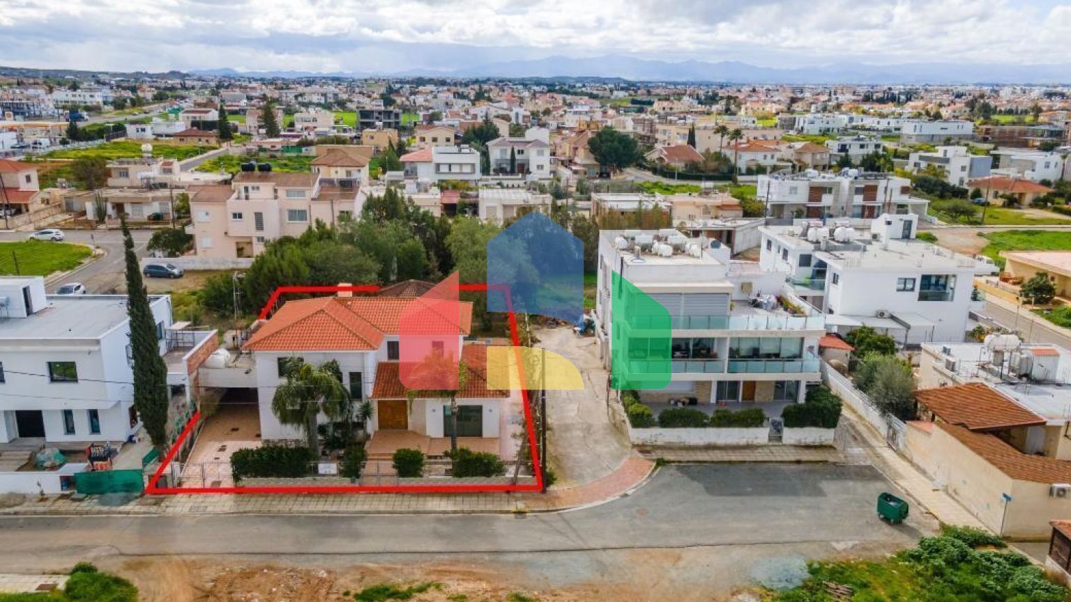 Продаж - Котедж 215 m² В Никосии