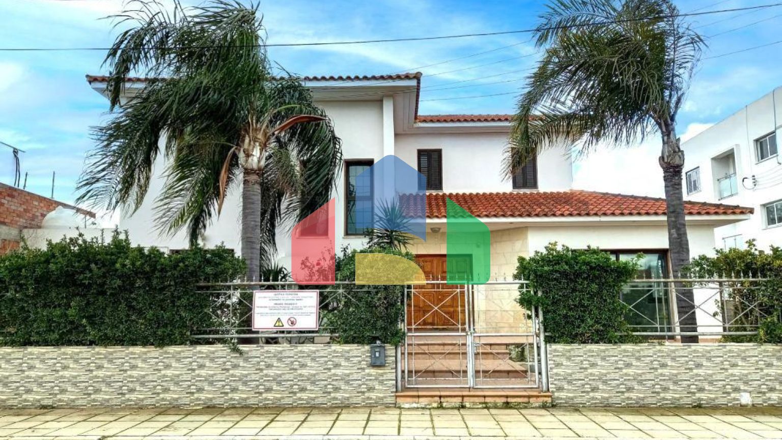 Продаж - Котедж 215 m² В Никосии