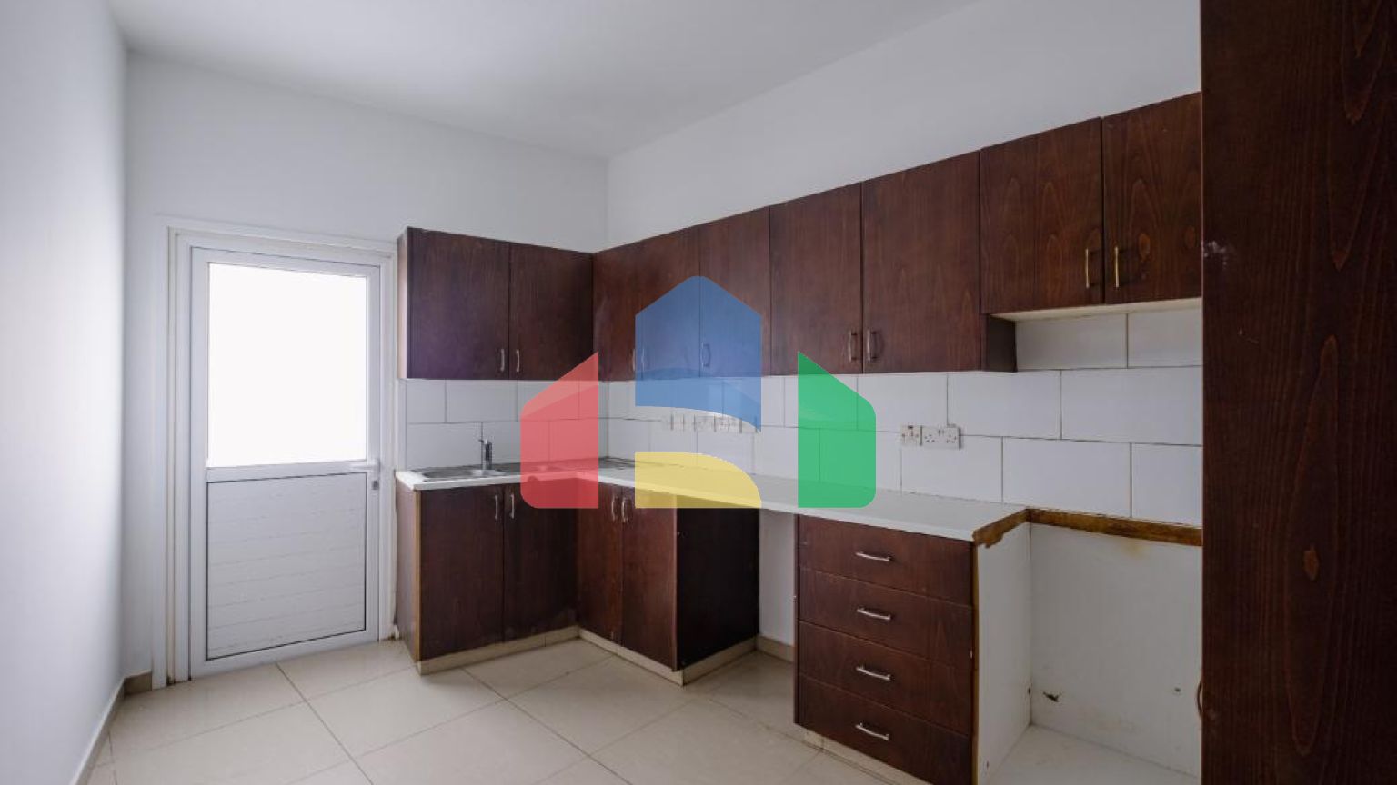 Продаж - Бізнес 150 m² В Никосии