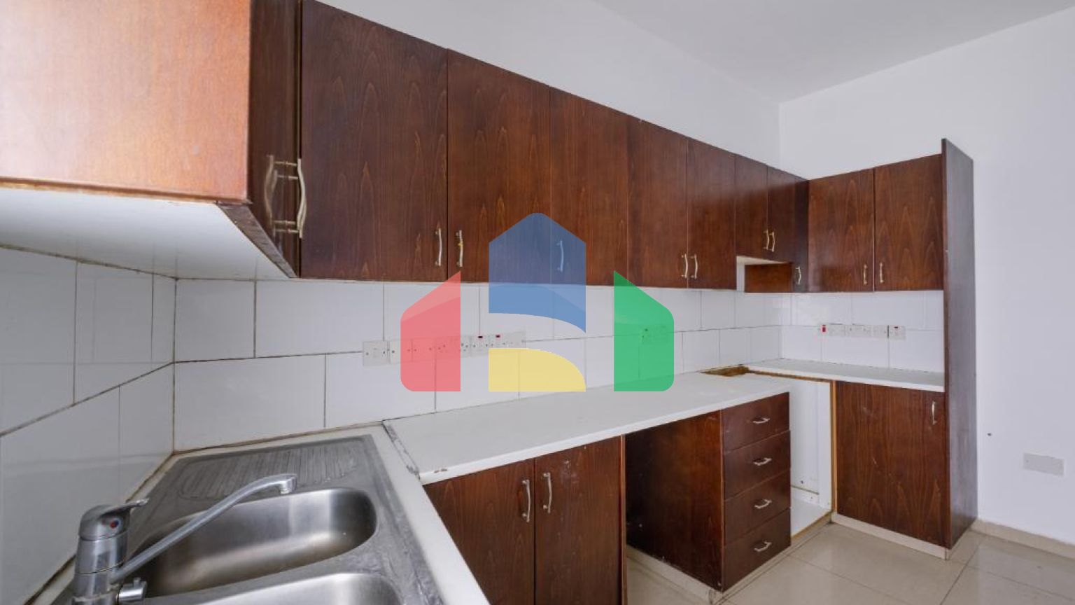 Продаж - Бізнес 150 m² В Никосии