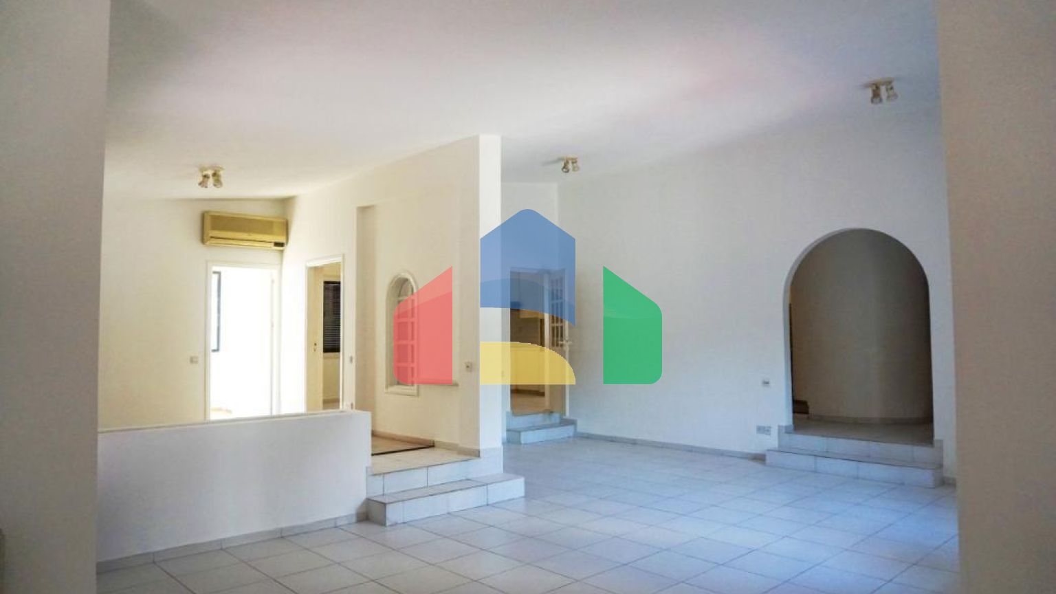 Продаж - Котедж 345 m² В Никосии