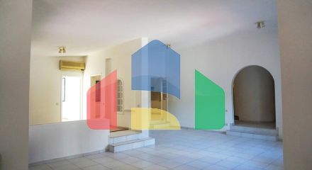 Продаж - Котедж 345 m² В Никосии