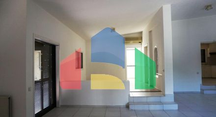 Продаж - Котедж 345 m² В Никосии