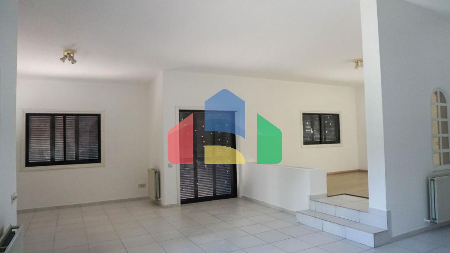 Продаж - Котедж 345 m² В Никосии