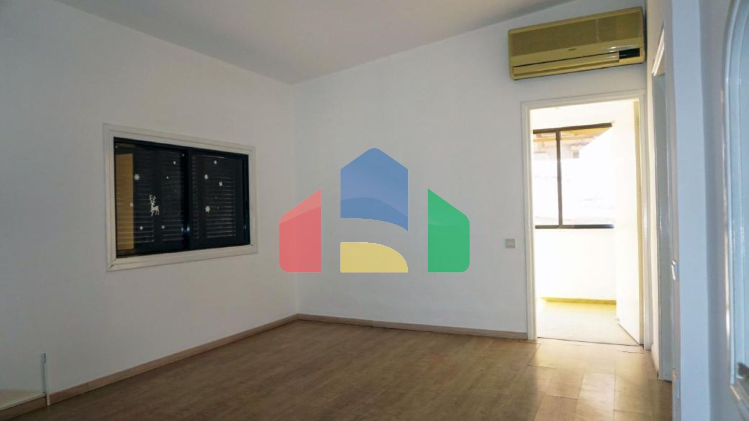 Продаж - Котедж 345 m² В Никосии