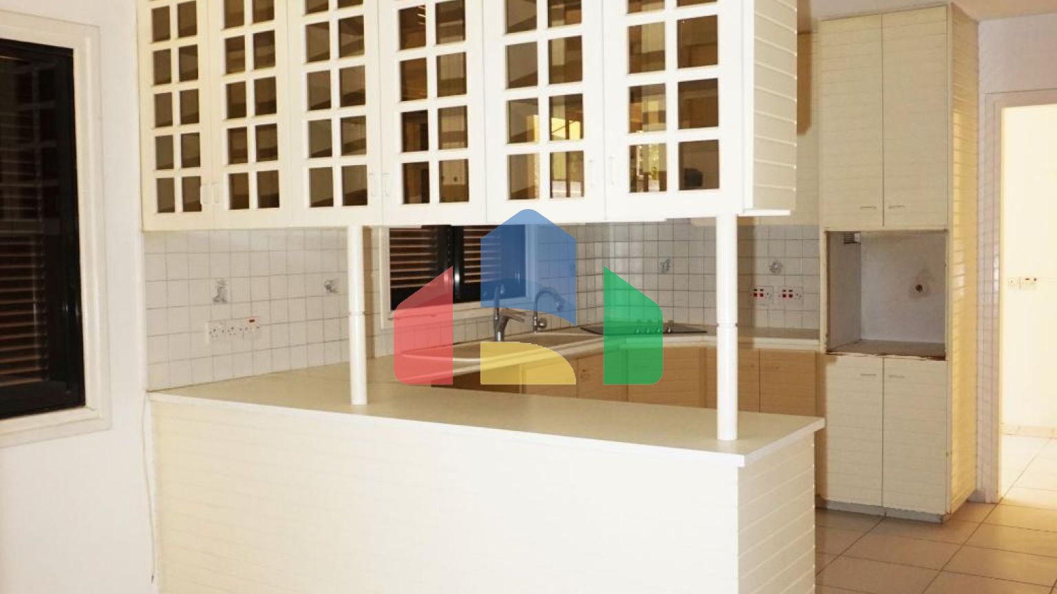 Продаж - Котедж 345 m² В Никосии